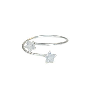 ANILLO ABIERTO FINO CON DOS ESTRELLITAS DE PIEDRA